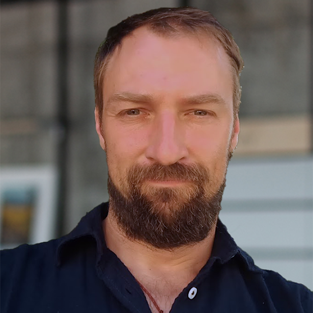 Tomáš Javůrek z KInIT, ktorý v zdrojovom článku opisuje spoluprácu s analytikmi ministerstva.
