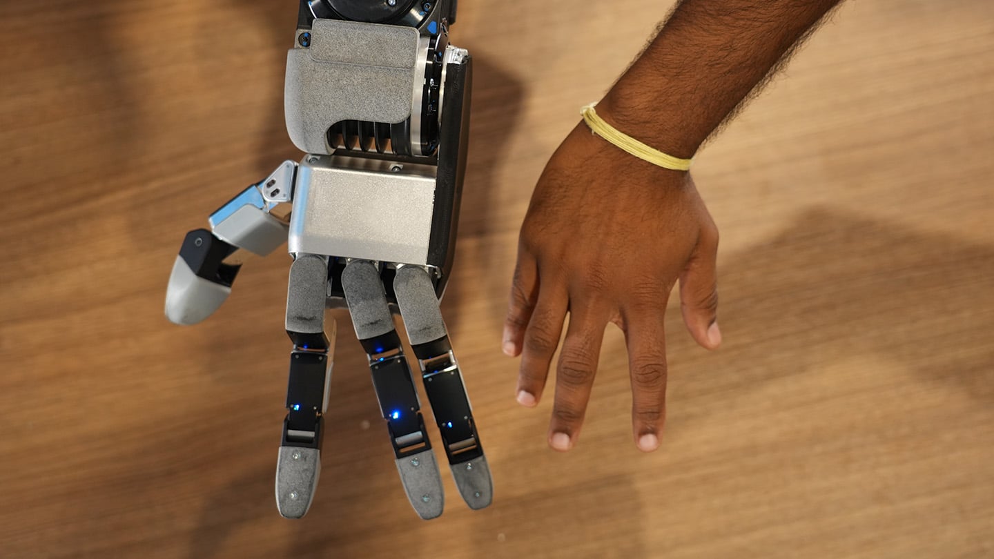 Porovnanie štvorprstej ruky Atlasu s ľudskou rukou z pôvodného technického článku Boston Dynamics.