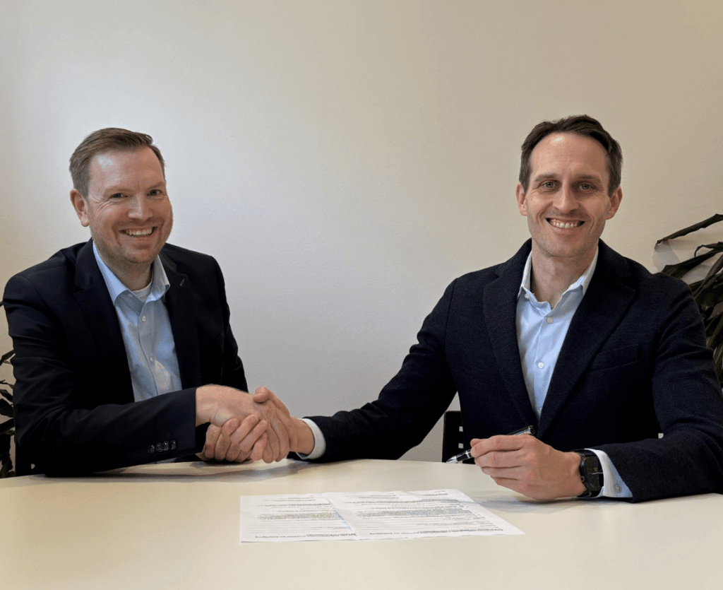 Zástupcovia Siemens a Sparepartsnow pri uzatvorení partnerstva.